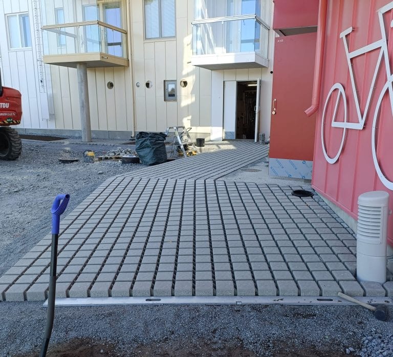 Mavisan taloyhtiölle toteuttamat pihakiveykset