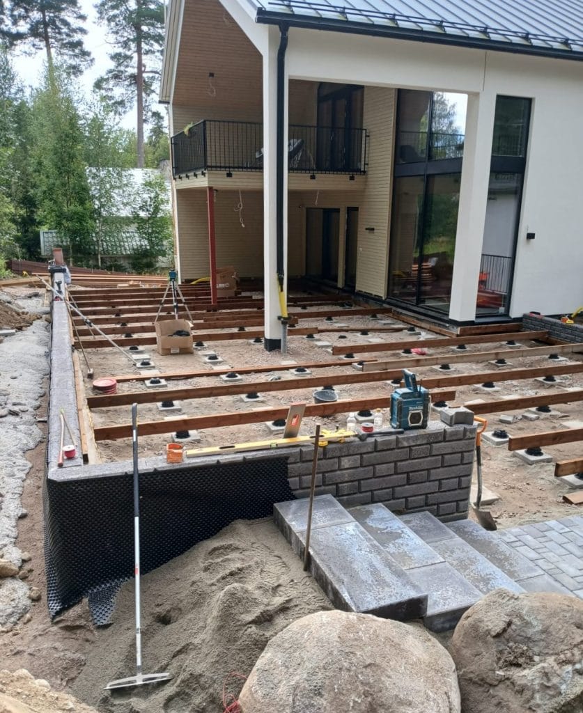 Mavisa perustamassa omakotitaloalueen kivetyksiä